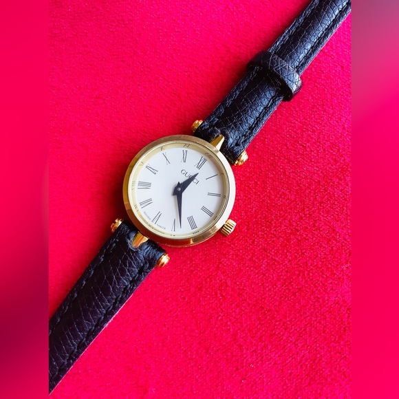 Ladies GUCCI watch VERY CUTEβ€οΈππ - Picture 9 of 12